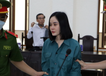 Hotgirl lừa đảo Tina Dương khóc khi lĩnh án 11 năm tù