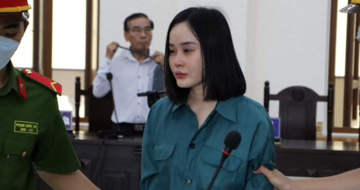 Hotgirl lừa đảo Tina Dương khóc khi lĩnh án 11 năm tù