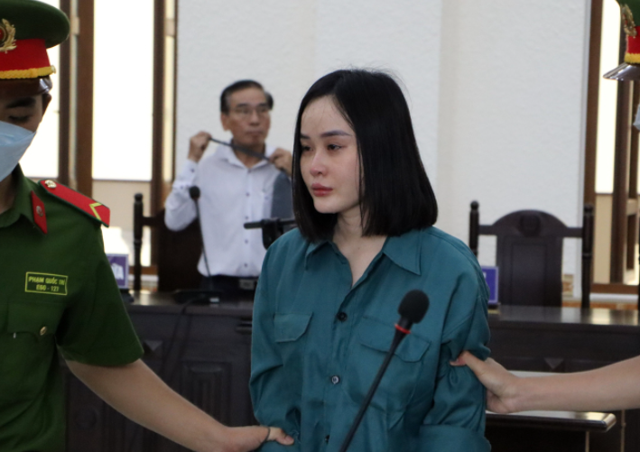 Hotgirl lừa đảo Tina Dương khóc khi lĩnh án 11 năm tù