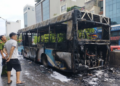 Xe buýt đang di chuyển bỗng cháy trơ khung