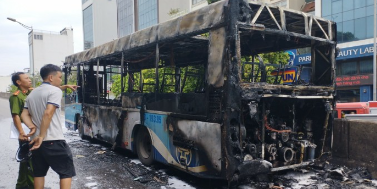 Xe buýt đang di chuyển bỗng cháy trơ khung