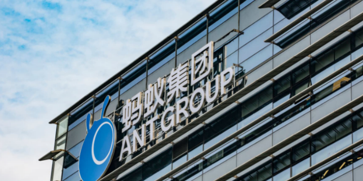 Ant Group lãnh phạt gần 1 tỷ USD, cổ phiếu Alibaba bật tăng
