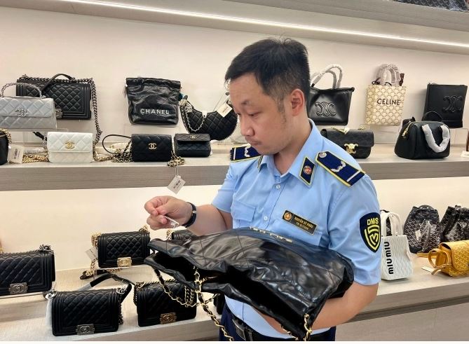 Hàng giả Chanel, LV tràn lan phố du lịch Đà Nẵng