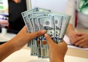 Giá USD chạm trần, vàng trong nước chững dưới 120 triệu đồng