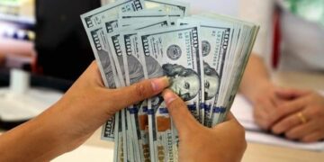 Giá USD chạm trần, vàng trong nước chững dưới 120 triệu đồng