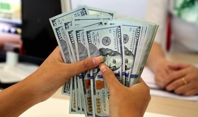 Giá USD chạm trần, vàng trong nước chững dưới 120 triệu đồng