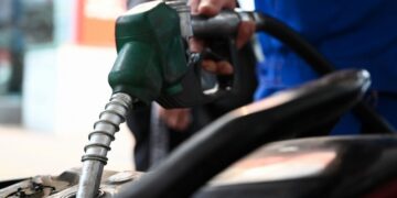 Giá xăng dầu đồng loạt tăng mạnh, RON 95 vượt 21.000 đồng/lít