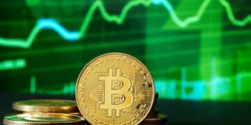 Bitcoin áp sát đỉnh lịch sử, Ethereum và XRP bứt phá khỏi kháng cự