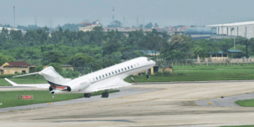 Máy bay chao đảo vì bão, hành khách hoảng loạn suốt 7 tiếng trên không