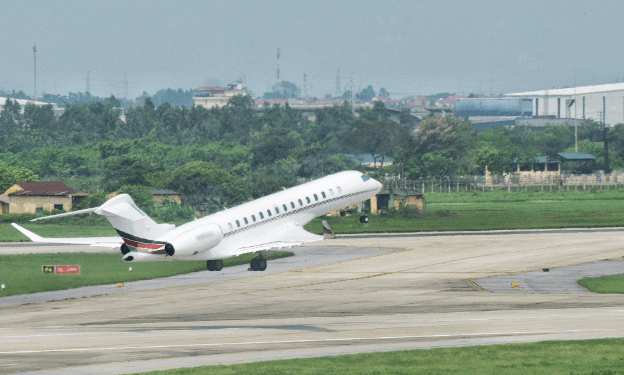 Máy bay chao đảo vì bão, hành khách hoảng loạn suốt 7 tiếng trên không