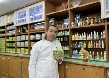 Từ người bán hàng rong đến chủ hãng dầu hít nổi tiếng Thái Lan