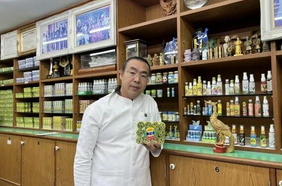 Từ người bán hàng rong đến chủ hãng dầu hít nổi tiếng Thái Lan