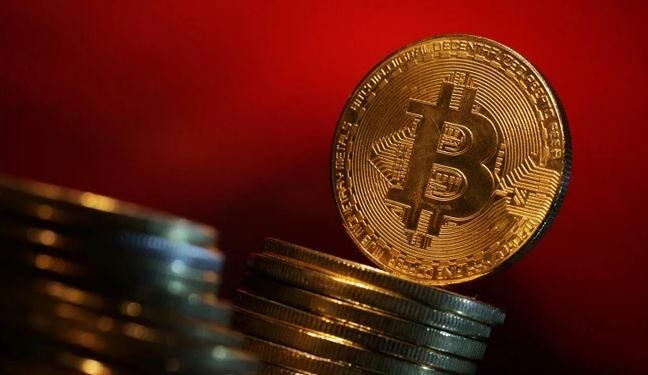 Bitcoin mất mốc 100.000 USD: Áp lực từ lãi suất, thuế quan và đà bán ròng của “cá mập”