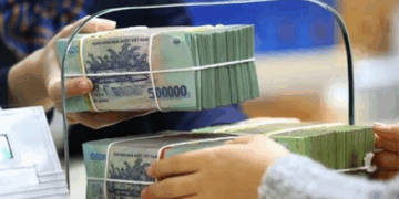 Người dân gửi tiết kiệm kỷ lục: Hơn 7,8 triệu tỷ đồng tại ngân hàng