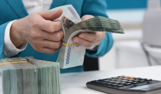 Hơn chục ngân hàng tăng lãi suất tiết kiệm: Kỳ hạn 12-13 tháng vượt 6%/năm